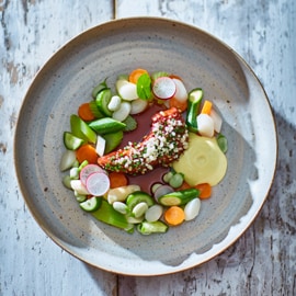 Lamstong met krokante aardappel, gefermenteerde asperges en piccalilly-hollandaise Lamstong met krokante aardappel, gefermenteerde asperges en piccalilly-hollandaise